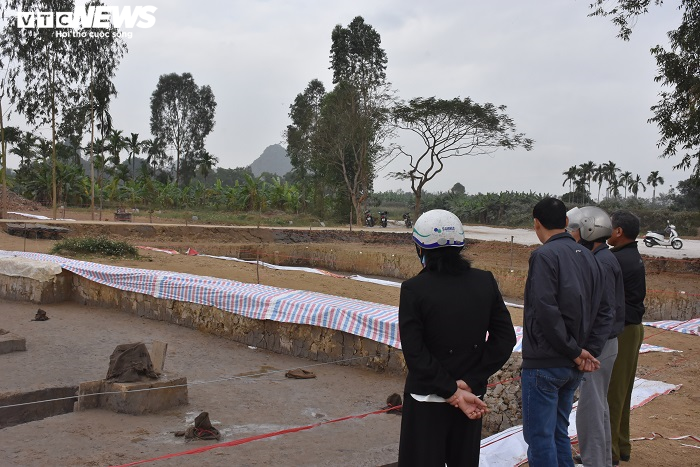 Ảnh: Hàng nghìn người đổ về tham quan bãi cọc gần nghìn năm tuổi vừa phát lộ - 11