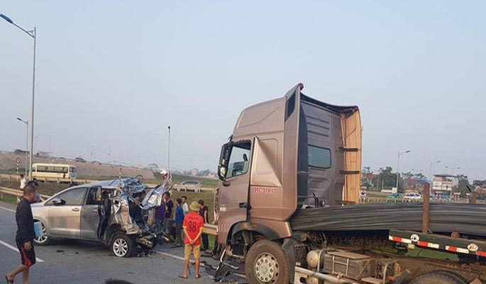 Container đâm Innova lùi trên cao tốc: 3 vấn đề cần làm rõ - 1