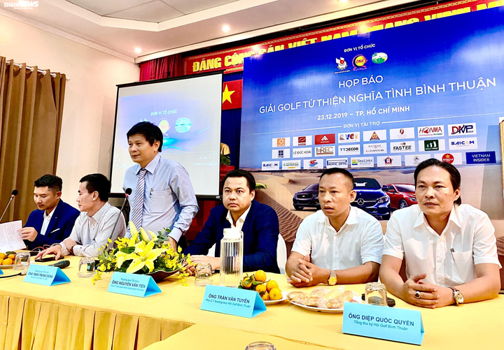 Áo đấu của tuyển bóng đá nữ có chữ ký của Thủ tướng Nguyễn Xuân Phúc được đấu giá tại giải golf từ thiện Bình Thuận - 1