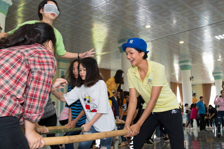 Hoa hậu H’Hen Niê gây quỹ hơn 22.000 USD xây thư viện tại trường học - 9