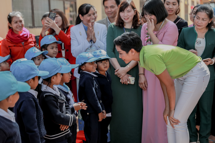 Hoa hậu H’Hen Niê gây quỹ hơn 22.000 USD xây thư viện tại trường học - 4
