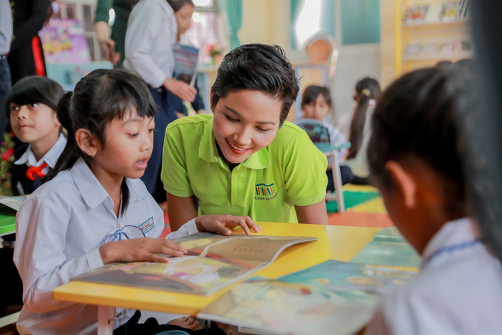 Hoa hậu H’Hen Niê gây quỹ hơn 22.000 USD xây thư viện tại trường học - 2