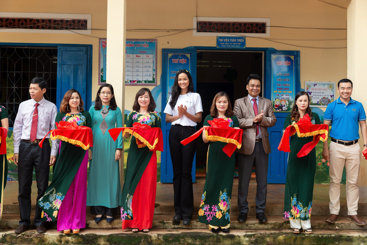 Hoa hậu H’Hen Niê gây quỹ hơn 22.000 USD xây thư viện tại trường học - 6
