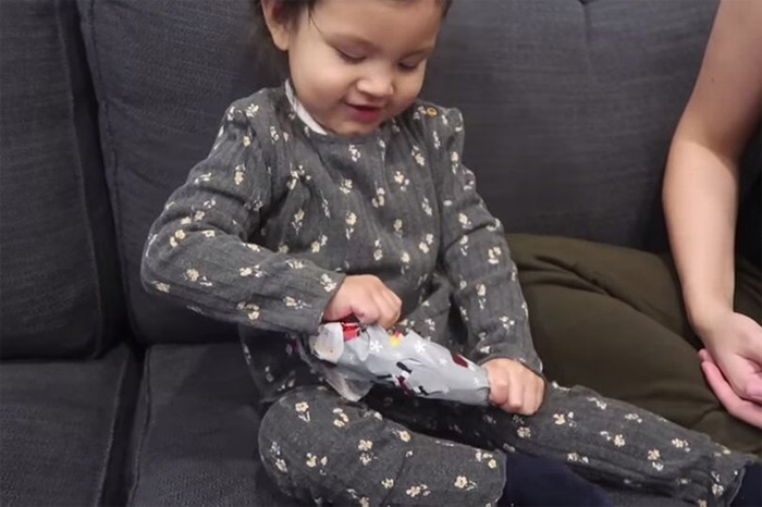 Phản ứng bất ngờ của bé gái khi nhận quà Giáng sinh 'tồi tệ' của bố - 1