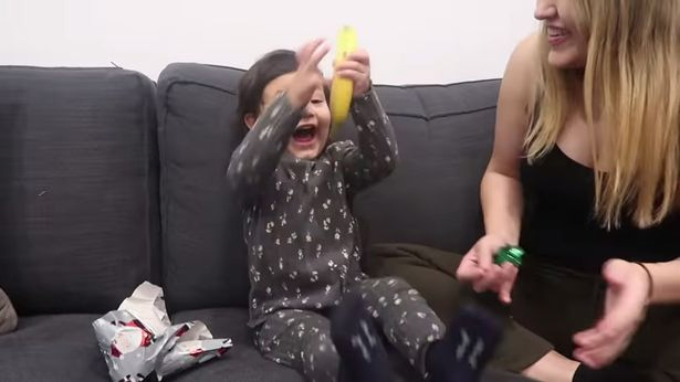 Phản ứng bất ngờ của bé gái khi nhận quà Giáng sinh 'tồi tệ' của bố - 2