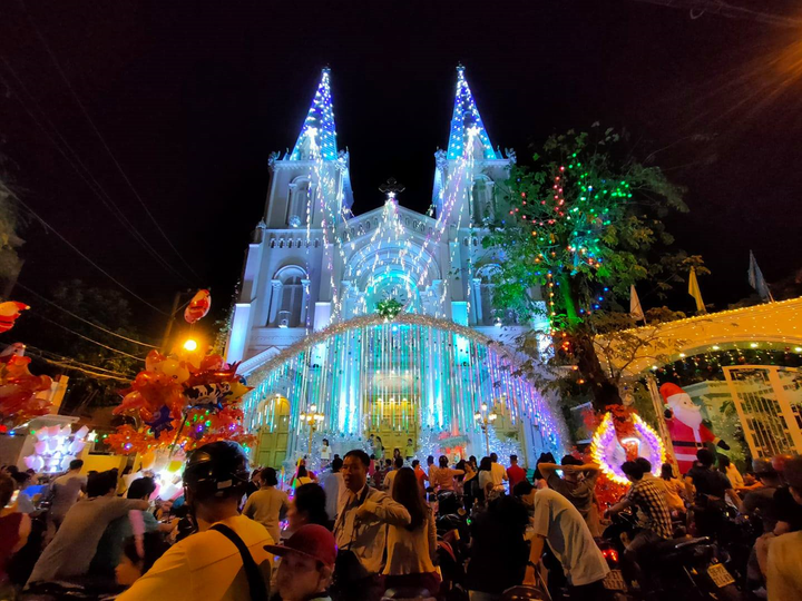 Ảnh: Nhà thờ ở TP.HCM trang hoàng lộng lẫy đón Giáng sinh - 1