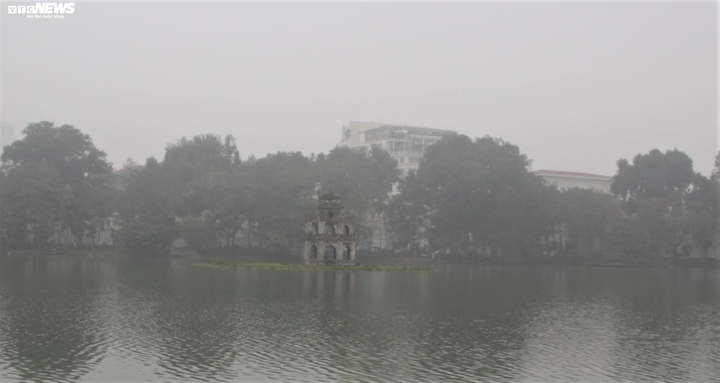 Sương mù dày đặc phủ kín phố phường, Hà Nội mờ ảo như ở châu Âu - 10