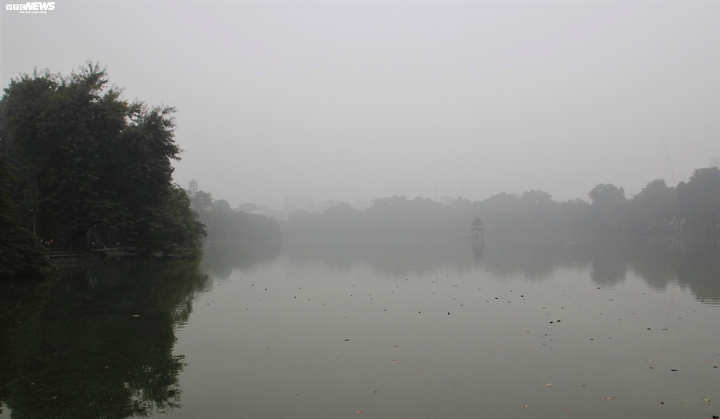 Sương mù dày đặc phủ kín phố phường, Hà Nội mờ ảo như ở châu Âu - 9