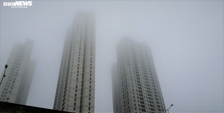 Sương mù dày đặc phủ kín phố phường, Hà Nội mờ ảo như ở châu Âu - 1