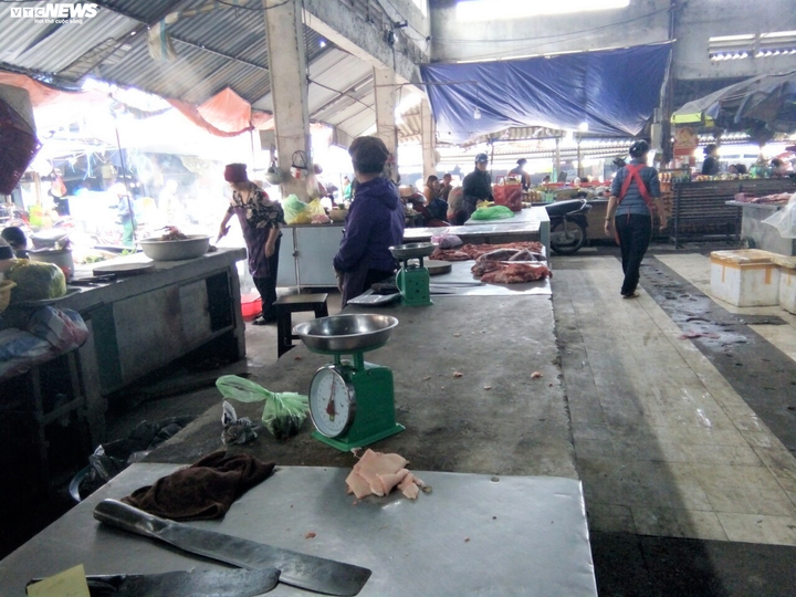 Giá lợn hơi tăng phi mã, tiểu thương 'treo' sập, nghỉ bán - 3