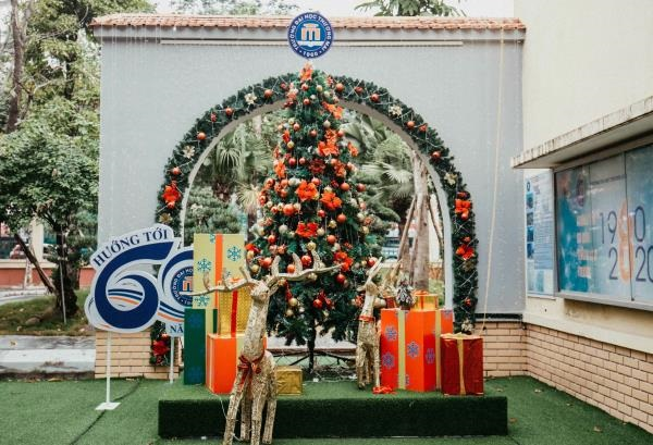 Ảnh: Mê mẩn trước khung cảnh Giáng sinh lung linh ở nhiều đại học - 8