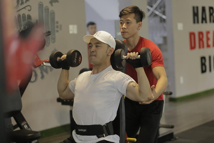 Ưng Hoàng Phúc khoe thân hình 6 múi, cơ bắp cuồn cuộn ở tuổi U40 - 8