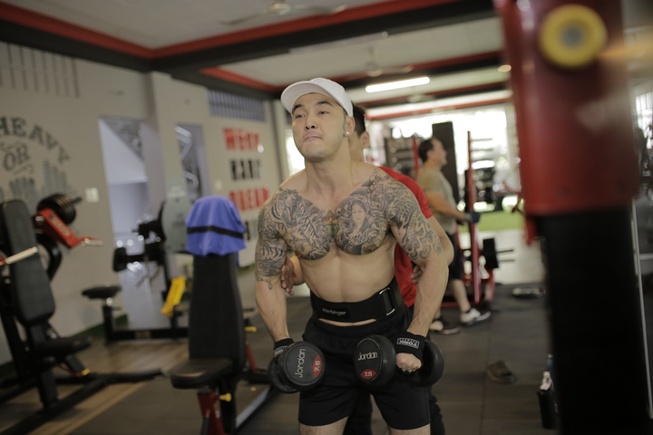 Ưng Hoàng Phúc khoe thân hình 6 múi, cơ bắp cuồn cuộn ở tuổi U40 - 2