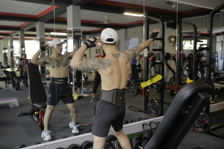 Ưng Hoàng Phúc khoe thân hình 6 múi, cơ bắp cuồn cuộn ở tuổi U40 - 5