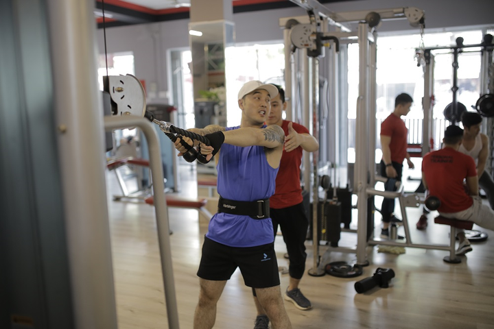 Ưng Hoàng Phúc khoe thân hình 6 múi, cơ bắp cuồn cuộn ở tuổi U40 - 7