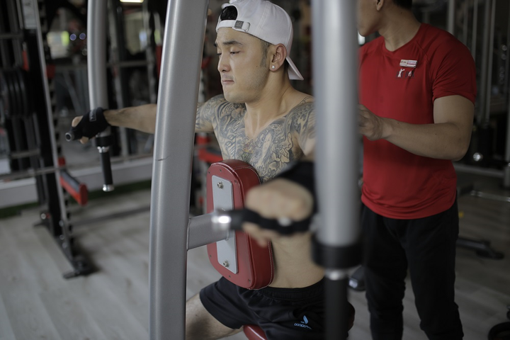 Ưng Hoàng Phúc khoe thân hình 6 múi, cơ bắp cuồn cuộn ở tuổi U40 - 4