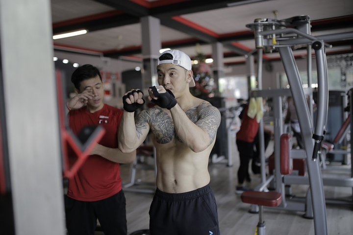 Ưng Hoàng Phúc khoe thân hình 6 múi, cơ bắp cuồn cuộn ở tuổi U40 - 3