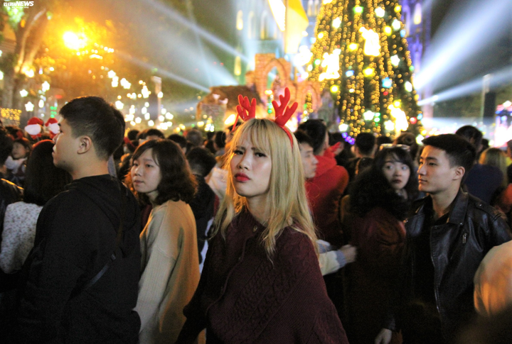 Nhà thờ Lớn Hà Nội lung linh huyền ảo trong đêm Giáng sinh - 8