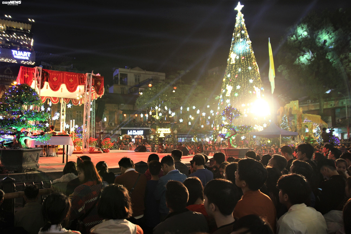 Nhà thờ Lớn Hà Nội lung linh huyền ảo trong đêm Giáng sinh - 9