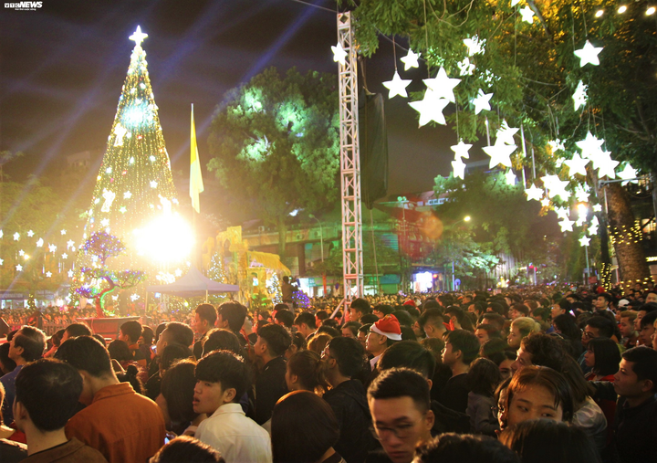 Nhà thờ Lớn Hà Nội lung linh huyền ảo trong đêm Giáng sinh - 10