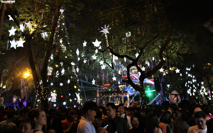 Nhà thờ Lớn Hà Nội lung linh huyền ảo trong đêm Giáng sinh - 3