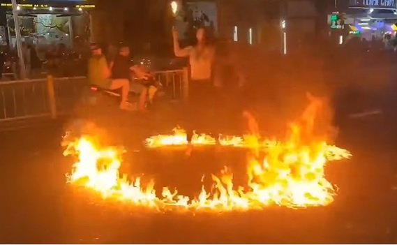 Dân mạng bức xúc, truy tìm tung tích cô gái múa lửa giữa dòng xe qua lại - 1