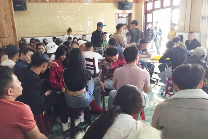 Gia Lai: Đột kích quán bar, phát hiện hơn 100 nam nữ dương tính ma túy - 1