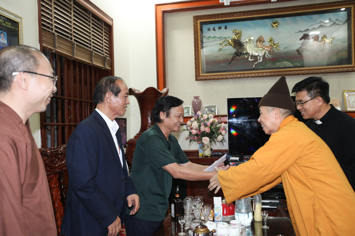 Bữa cơm thân mật giữa Phật giáo và Thiên Chúa giáo đêm Noel - 4