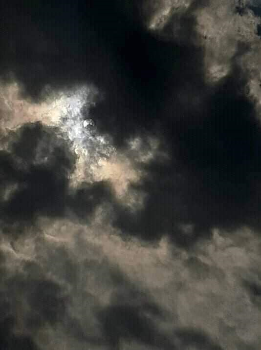 Cộng đồng mạng hào hứng khoe vẻ đẹp kỳ ảo nhật thực cuối cùng của thập kỷ - 2