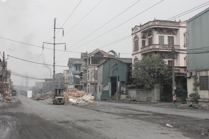Làng giấy Phong Khê quanh năm mịt mờ khói bụi, dân sống mòn trong ô nhiễm - 1