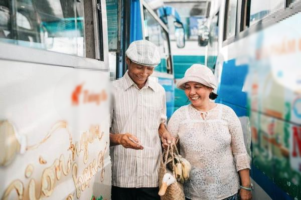 Tôi đau đầu vì quà tặng, còn bố mẹ đòi đến tận nhà để biếu sếp đôi gà - 1