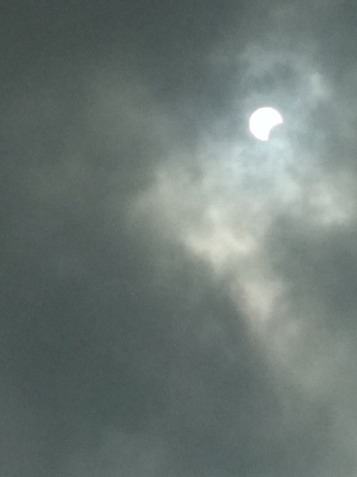 Cộng đồng mạng hào hứng khoe vẻ đẹp kỳ ảo nhật thực cuối cùng của thập kỷ - 1