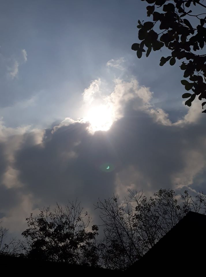 Cộng đồng mạng hào hứng khoe vẻ đẹp kỳ ảo nhật thực cuối cùng của thập kỷ - 6