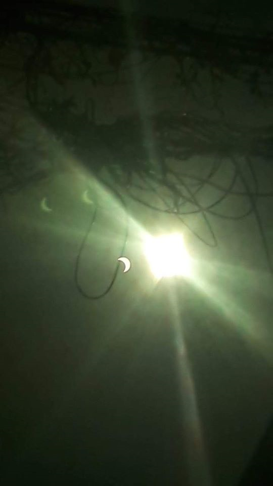 Cộng đồng mạng hào hứng khoe vẻ đẹp kỳ ảo nhật thực cuối cùng của thập kỷ - 7