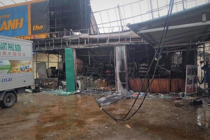 Siêu thị ở Hà Tĩnh bốc cháy lúc rạng sáng, gần 3 tỷ đồng bị thiêu rụi - 1