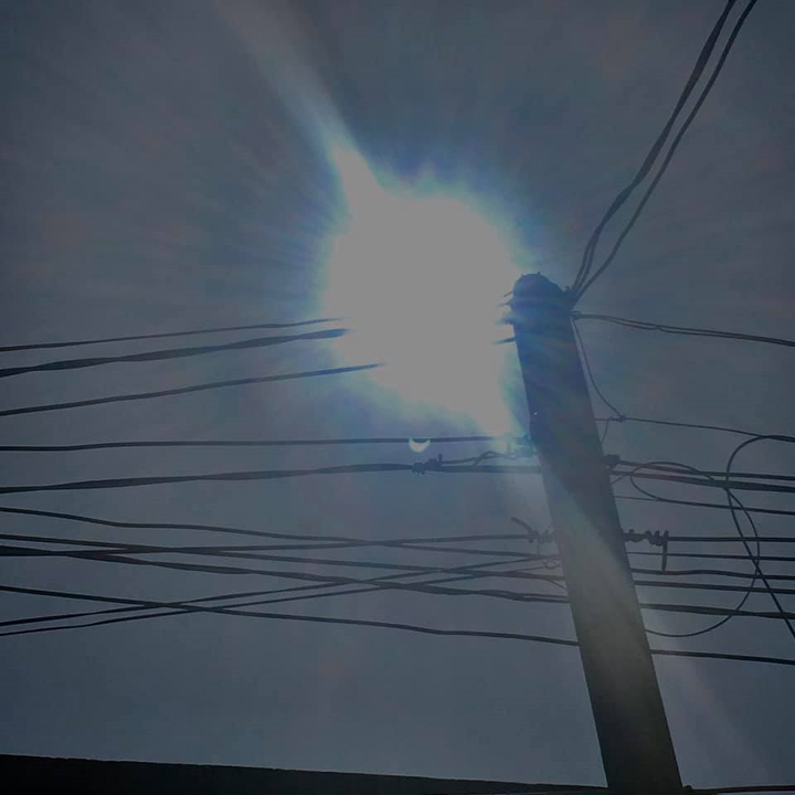 Cộng đồng mạng hào hứng khoe vẻ đẹp kỳ ảo nhật thực cuối cùng của thập kỷ - 10