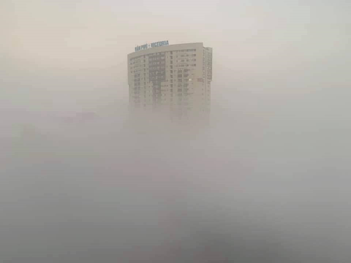 Ô nhiễm không khí, cô dâu chú rể đeo mặt nạ chụp ảnh - 5