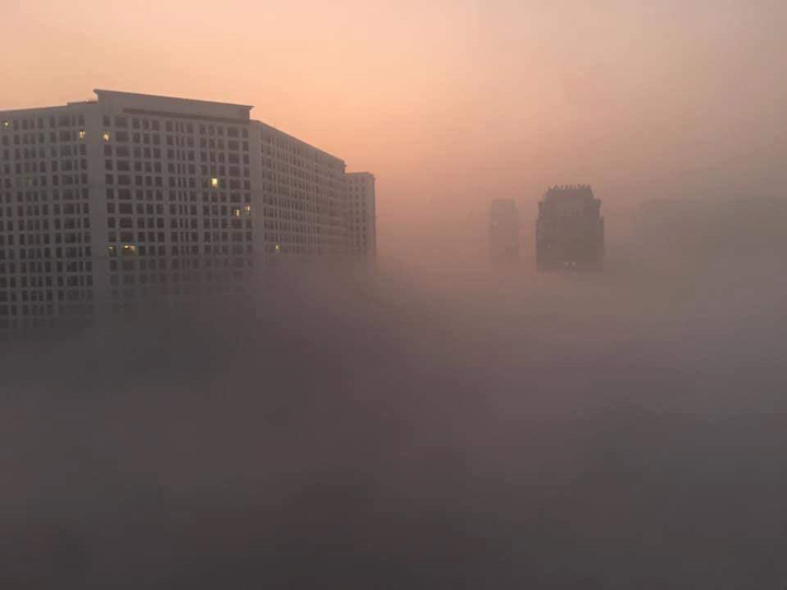 Ô nhiễm không khí, cô dâu chú rể đeo mặt nạ chụp ảnh - 6