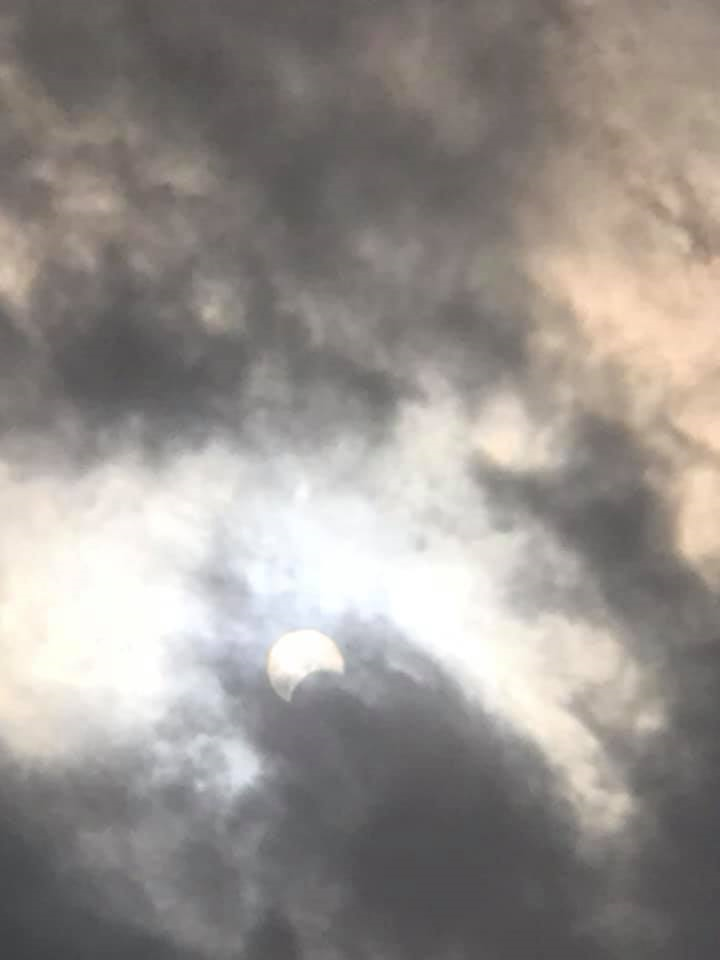 Cộng đồng mạng hào hứng khoe vẻ đẹp kỳ ảo nhật thực cuối cùng của thập kỷ - 3