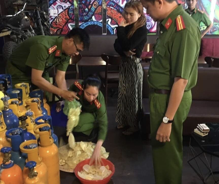 Thu giữ gần 30 bình khí cười trong quán cà phê - 1