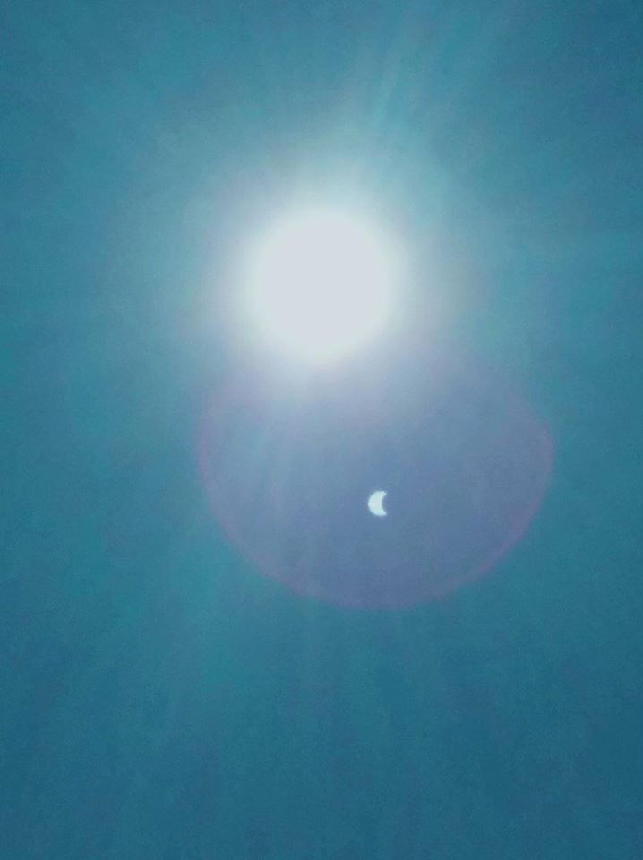 Cộng đồng mạng hào hứng khoe vẻ đẹp kỳ ảo nhật thực cuối cùng của thập kỷ - 4