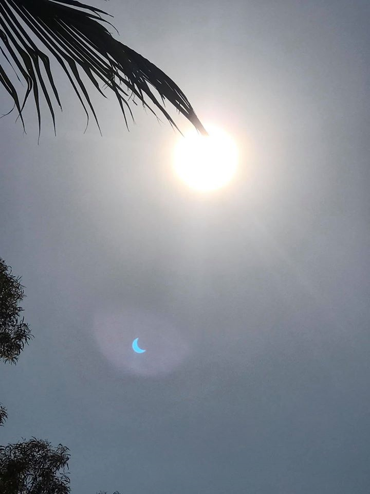 Cộng đồng mạng hào hứng khoe vẻ đẹp kỳ ảo nhật thực cuối cùng của thập kỷ - 5