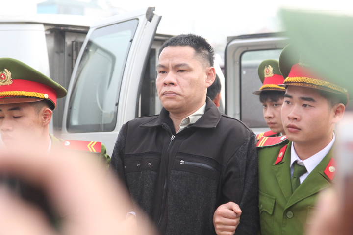 Khuôn mặt lạnh lùng đáng sợ của kẻ cầm đầu sát hại nữ sinh giao gà trong ngày hầu tòa - 1