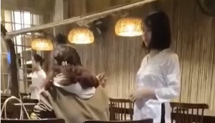 Nữ thực khách đòi đuổi việc nhân viên nhà hàng vì đĩa rau có hành - 1
