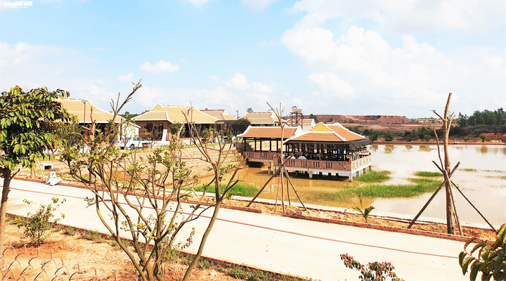 Gom đất trong ‘nháy mắt’, đại gia Quảng Nam ‘hô biến’ rừng sản xuất thành biệt phủ xa hoa - 3