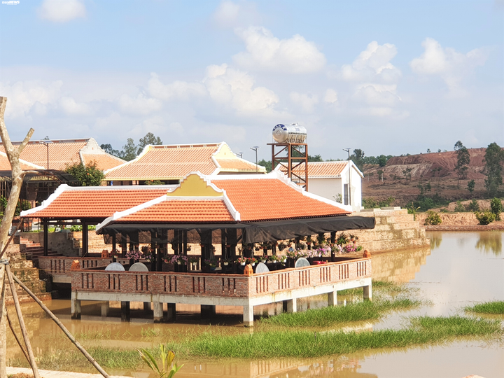 Gom đất trong ‘nháy mắt’, đại gia Quảng Nam ‘hô biến’ rừng sản xuất thành biệt phủ xa hoa - 1