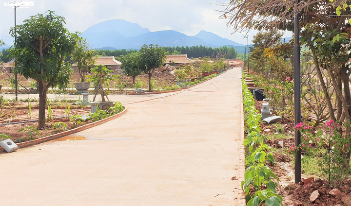 Gom đất trong ‘nháy mắt’, đại gia Quảng Nam ‘hô biến’ rừng sản xuất thành biệt phủ xa hoa - 2