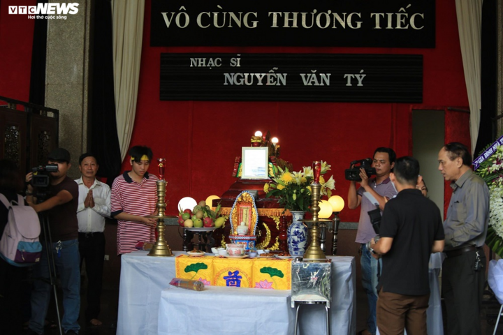 Nhạc sĩ Trần Tiến, NSND Kim Cương đến viếng cố nhạc sĩ Nguyễn Văn Tý - 7