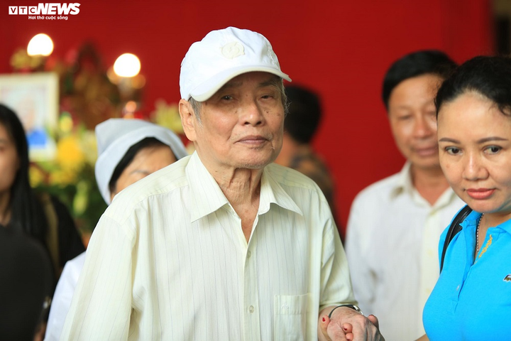 Nhạc sĩ Trần Tiến, NSND Kim Cương đến viếng cố nhạc sĩ Nguyễn Văn Tý - 6