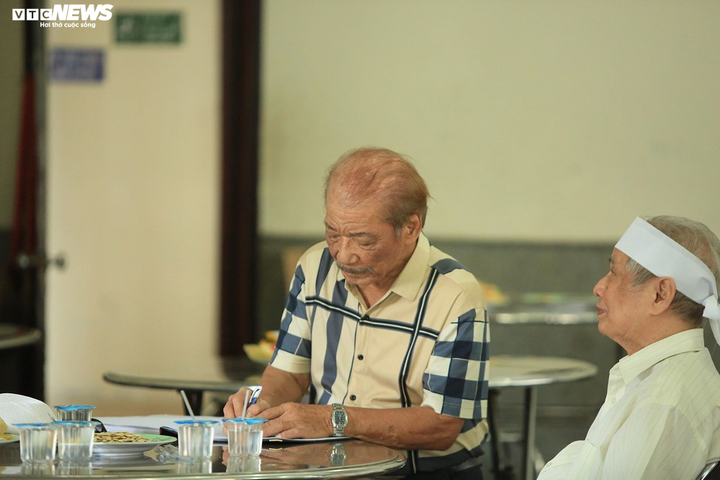 Nhạc sĩ Trần Tiến, NSND Kim Cương đến viếng cố nhạc sĩ Nguyễn Văn Tý - 5